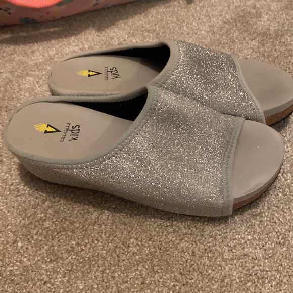 Girls Volatile Slip ons. - Picture 2 of 6